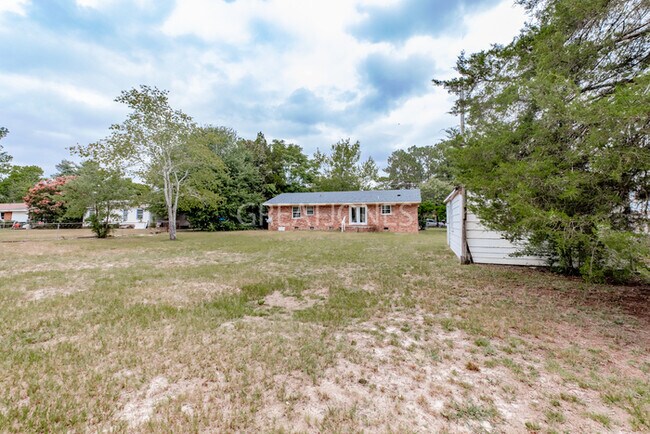 Building Photo - Charming 3 Bedroom in Hope Mills!