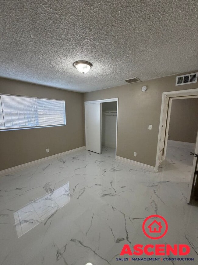 Building Photo - 3 Bedroom Home in East Bakersfield