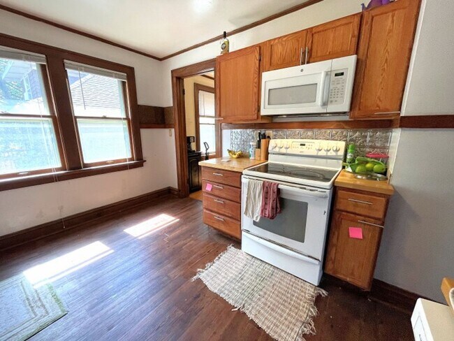 Building Photo - 151 Lathrop St