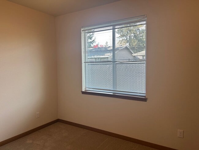 Building Photo - 2 BD Duplex with Garage!