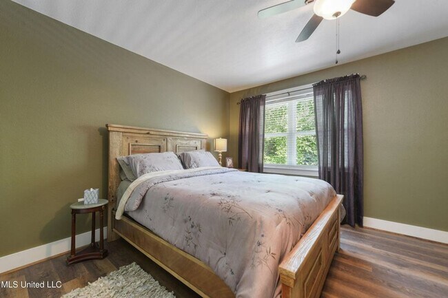Building Photo - Spacious 5 bed, 4 bath home sits right ins...