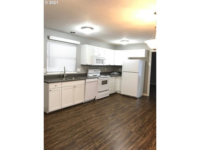 Unit2 - Kitchen - 6867 N Fessenden St