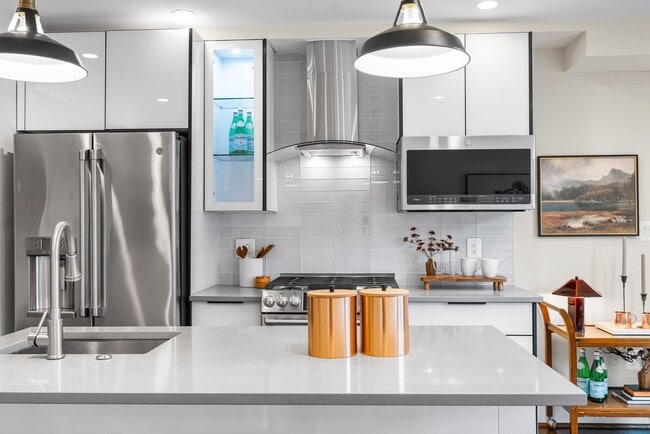 Building Photo - Stylish 2BR/2BA Bi-Level Condo with Private Roof Deck and Covered Parking!