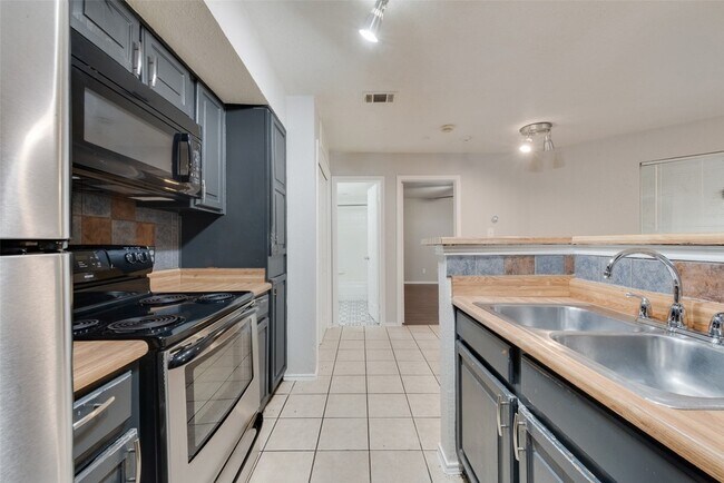 Building Photo - 2307 Balsam Dr