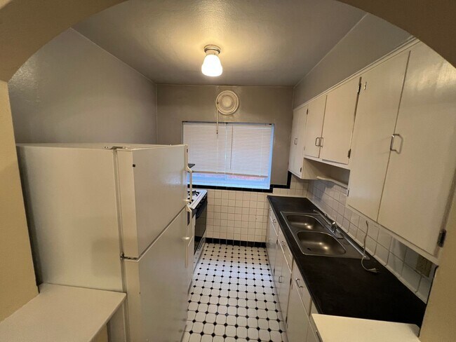 Building Photo - 5834 Nottingham Ave