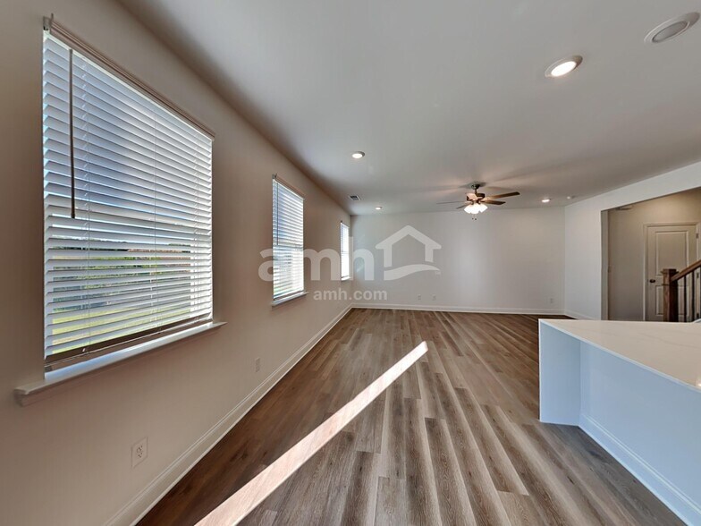 Building Photo - 1007 Highland Walk