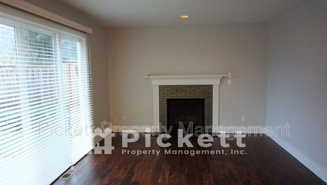 Building Photo - 2037 Gustaf St NE