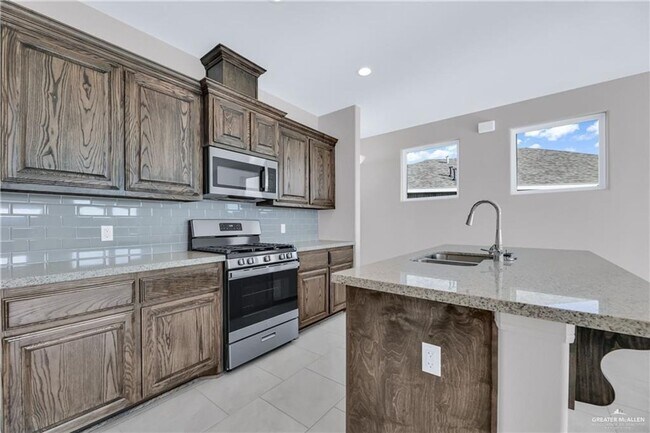 Building Photo - LARGE HOME! 3 BEDROOM!