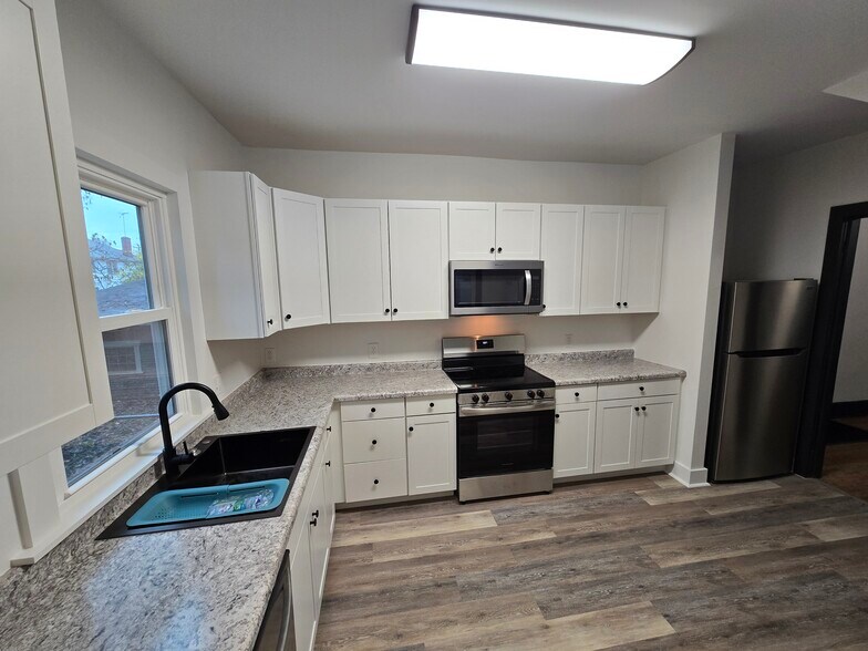 Building Photo - 21 W Beechwood Ave