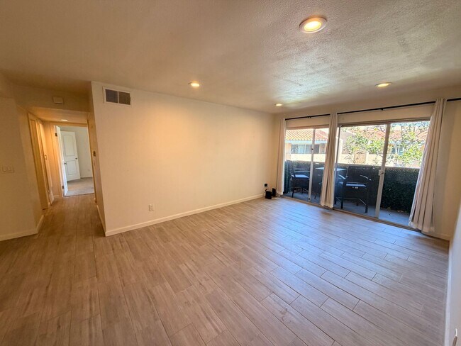 Building Photo - Updated 2 Bed, 2 Bathroom Condo For Rent w/ Parking! - South Coast Metro