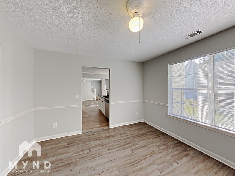 Building Photo - 1128 Village Oaks