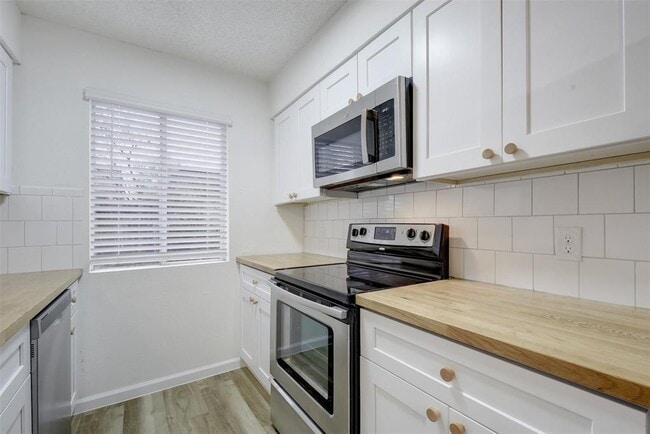 Building Photo - 6803 Woodhue Dr