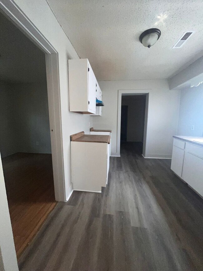Building Photo - Newly Renovated Unit in Heart of Memphis