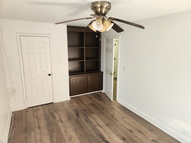 Building Photo - 1597 Cove Dr