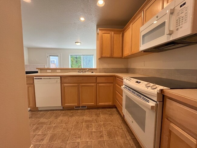 Building Photo - Welcome to this charming 3-bedroom, 3-bathroom home in Forest Grove!