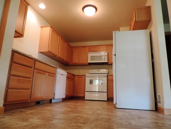 Building Photo - Beautiful 3bedroom 2 bath townhouse FOR SALE in Tioga,ND