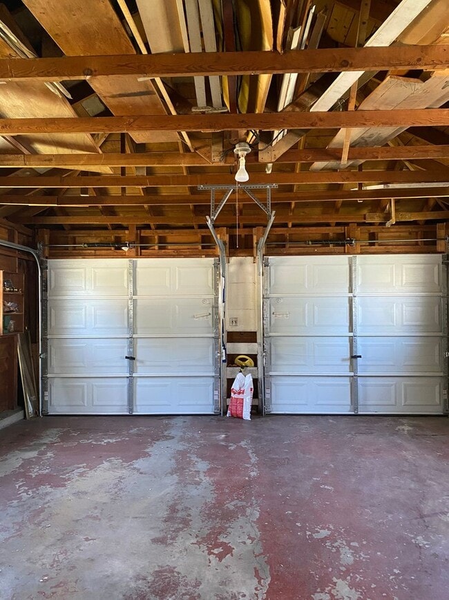 Building Photo - Classic university home with three bedroom...