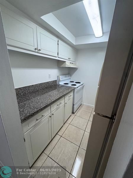 Building Photo - 515 S Sequoia Dr
