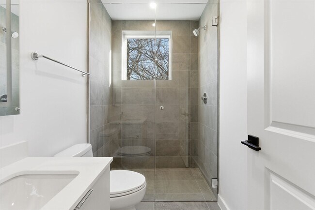 Building Photo - 82 Louise Rd