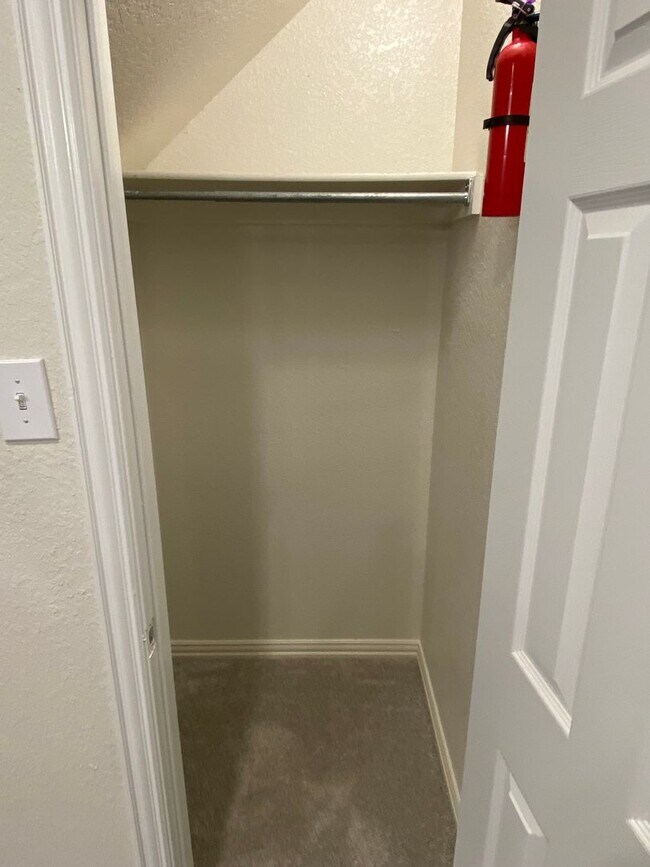 Building Photo - Quiet 2 bedroom townhome close to Downtown Denton Square