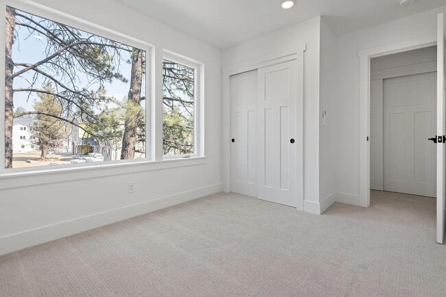 Building Photo - New Construction Townhome in SIsters