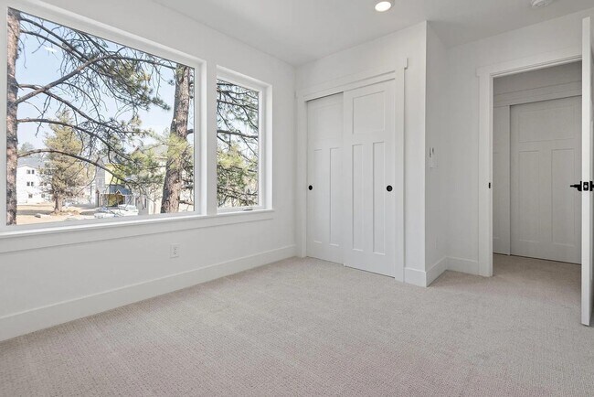 Building Photo - Newer Construction Townhome in Sunset Meadows