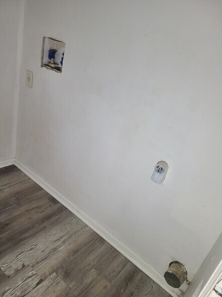 Washroom w/ washer/dryer hookup - 11625 Sherwood Valley Ct
