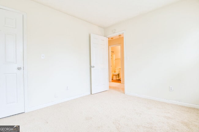 Building Photo - 105 N Oakland Cir