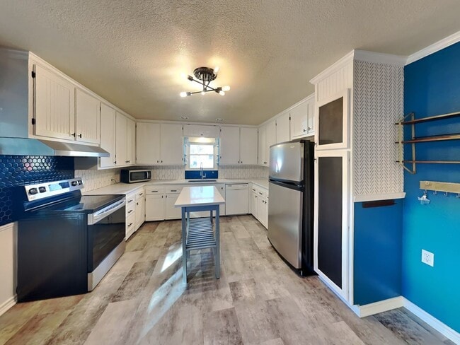 Building Photo - Live Where Location and Comfort Come Together