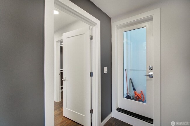 Building Photo - 2Bd/1.75Ba Seattle Townhouse