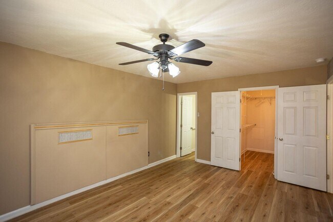 Building Photo - 6053 Sanibel Dr