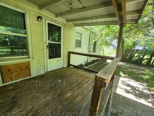 Building Photo - $975- 3 bedroom / 1 bathroom - Single Fami...