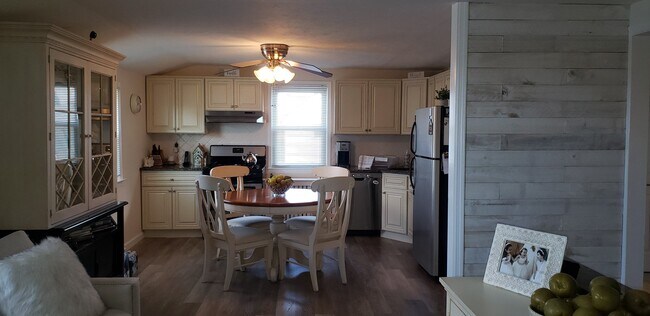 open floor LR/EIK - 17 Court St