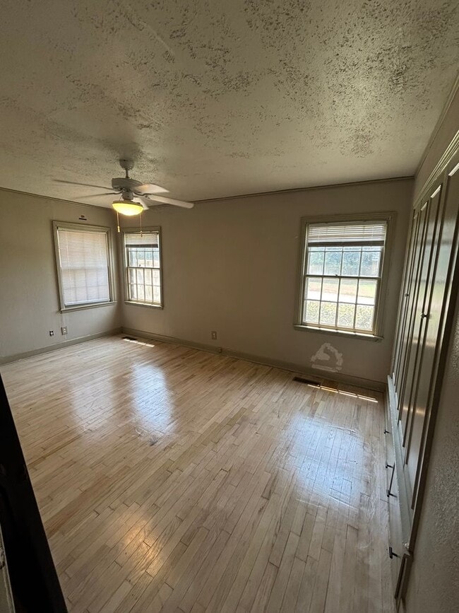 Building Photo - Home For Rent in SW Ardmore!