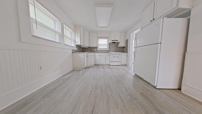 Building Photo - 927 E Dayton Ave