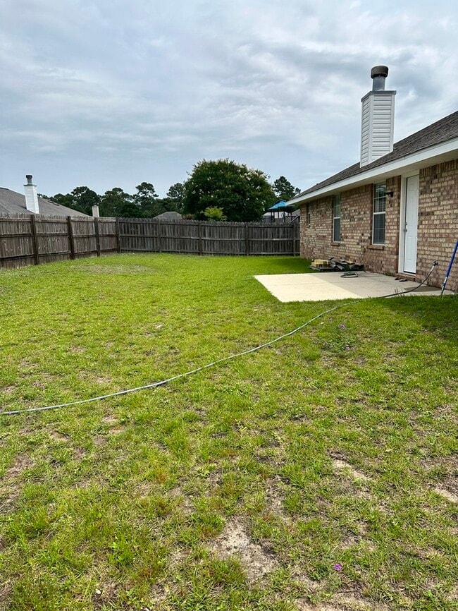 Building Photo - Large 4 bed / 3 bath home minutes from Nav...
