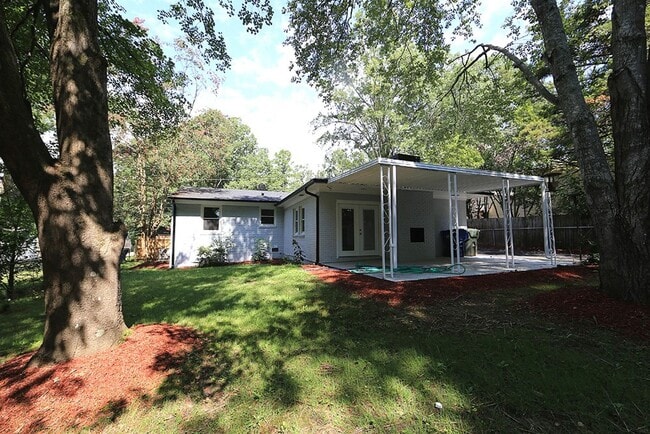Building Photo - Updated Brick Ranch Home in Vibrant Downtown Location