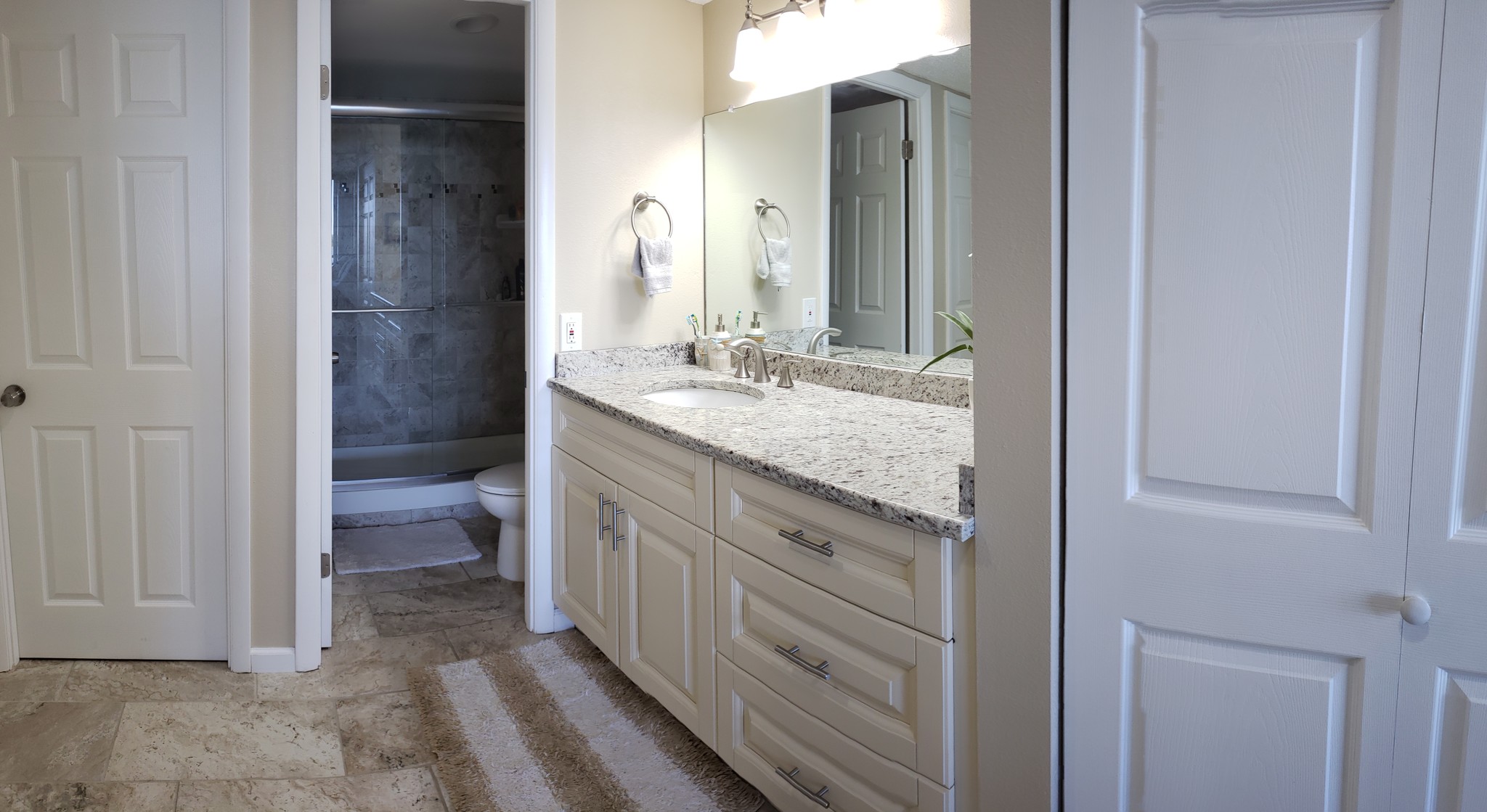 Master bath with walk in and linen closets - 1 Key Capri Key