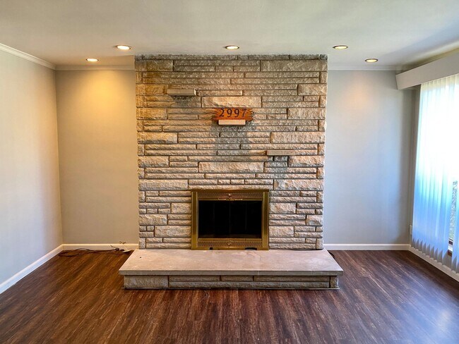 Building Photo - Remodeled Westgate Home with Attached Prof...