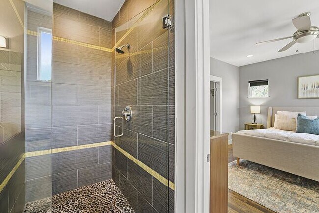Building Photo - Completely furnished 4BR/2.5BA with fully ...
