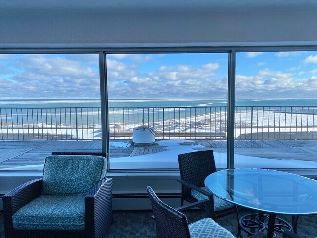 Building Photo - 1919 N Summit Ave