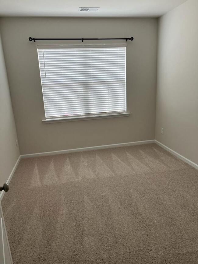 Building Photo - Townhome with 3BR/2.5BA Garage Located in ...