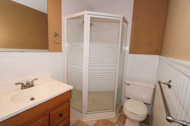 Building Photo - 3 bedroom 2 bathroom Single Family Home