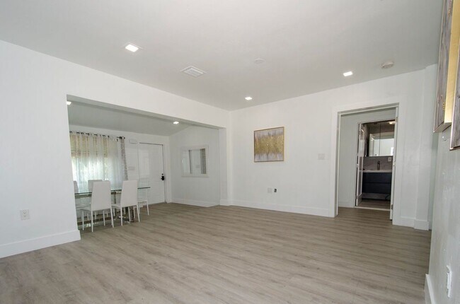 Building Photo - 935 NE 129th St