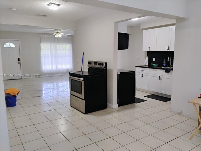 Building Photo - 252 S Biscayne River Dr