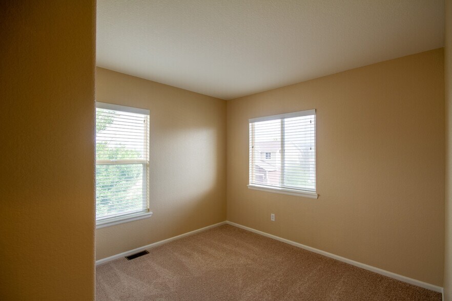 Building Photo - 5747 Jaguar Way