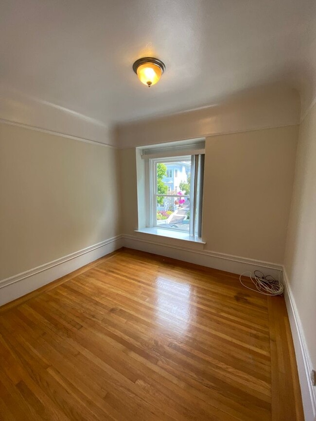 Building Photo - Lovely 2-bedroom Condo in Cole Valley - Ex...