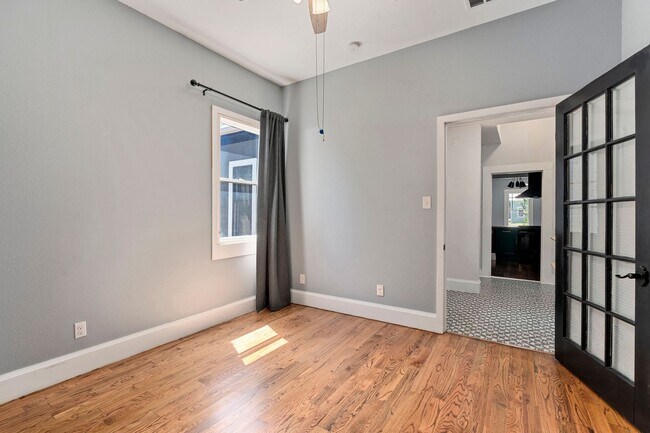 Building Photo - 925 Lamar St