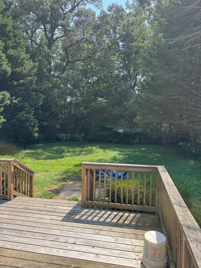 Building Photo - Near West End 3 bed Rancher ready for you!