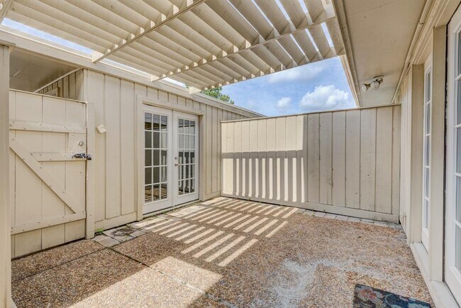 Building Photo - 5869 Valley Forge Dr